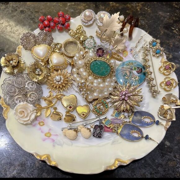 Vintage Estate Costume Jewelry 5 LB Lots, Signed And Unsigned, All wearable - Picture 1 of 16